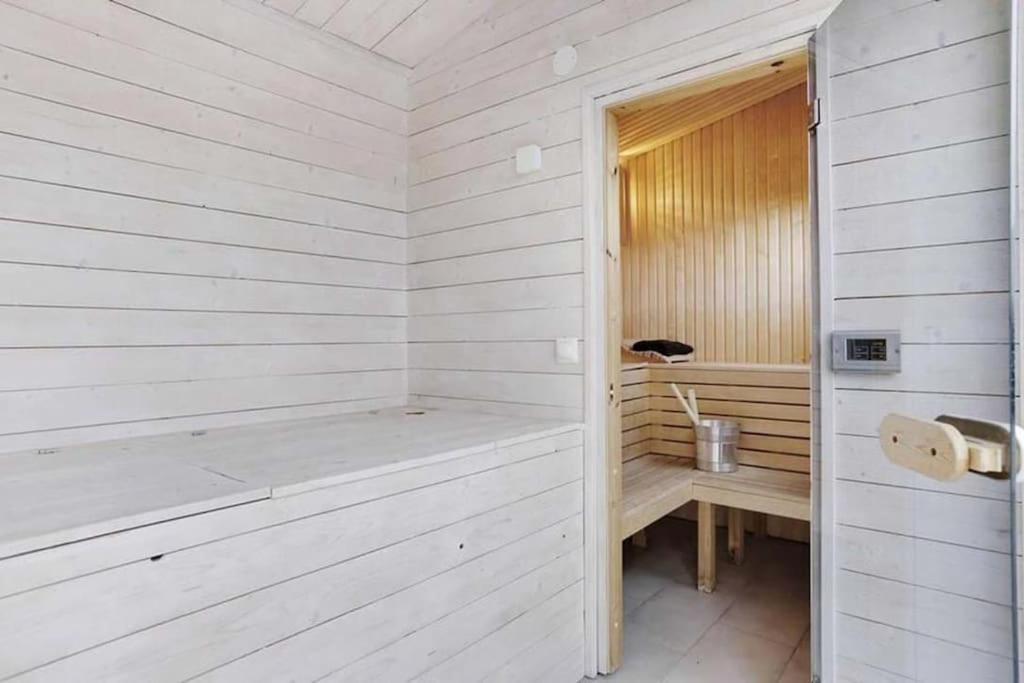 Water Facing Villa With Pool & Sauna Lidingö المظهر الخارجي الصورة